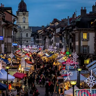 La Grand-Rue un soir de marché.