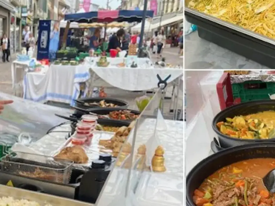 La Grand-Rue un jour de marché, ses parasols et ses étals.