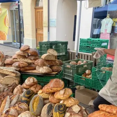 Les pains de La Cave à Levain, en caisses sur le stand.