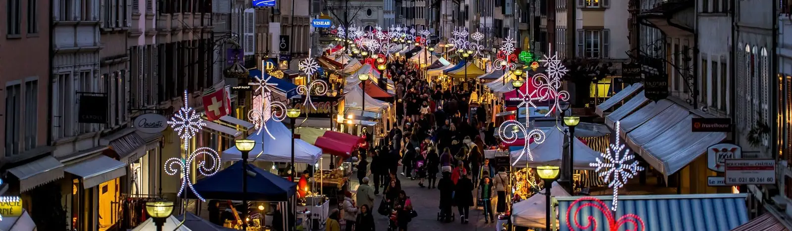La Grand-Rue de Morges un soir de marché, les stands éclairés.